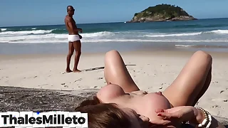 Levei a gostosa para uma praia deserta&comma; ficou t&atilde;o louca de prazer que acabou sedendo o cuzinho pra eu meter